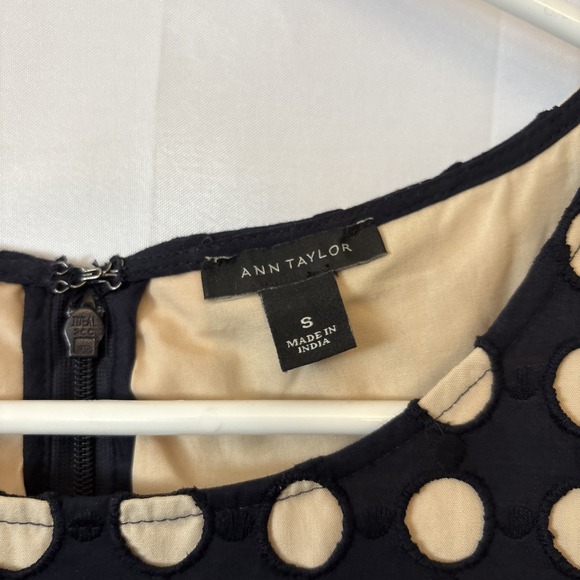 ANN TAYLOR Geo Eyelet Blouse Size S‎ Black/Cream - Picture 2 of 8